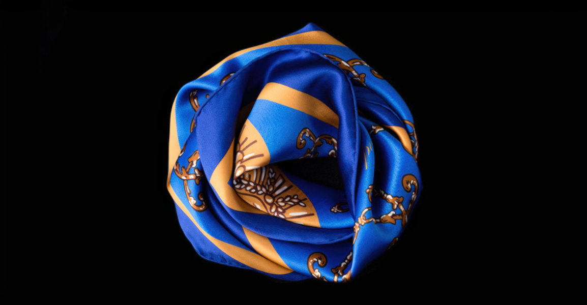 Carré de soie bleu royal et or Lorenza Di Filippo sur fond noir